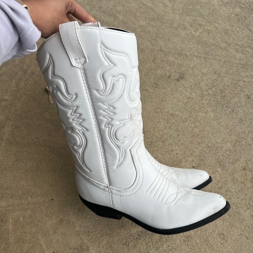 white cowgirl boots 🤍